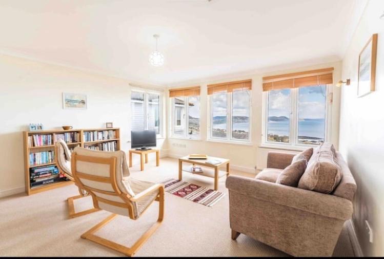 Fantastic Spacious House With Beautiful Panoramic Views Of The Bay Only A Few Minutes Walk From Beach Harbour And Restaurants This House Has 3 Bedrooms 3 Bathrooms And 2 Lovely Sitting Rooms Lyme Regis Dış mekan fotoğraf