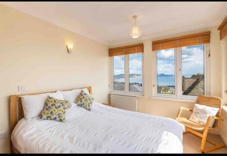 Fantastic Spacious House With Beautiful Panoramic Views Of The Bay Only A Few Minutes Walk From Beach Harbour And Restaurants This House Has 3 Bedrooms 3 Bathrooms And 2 Lovely Sitting Rooms Lyme Regis Dış mekan fotoğraf