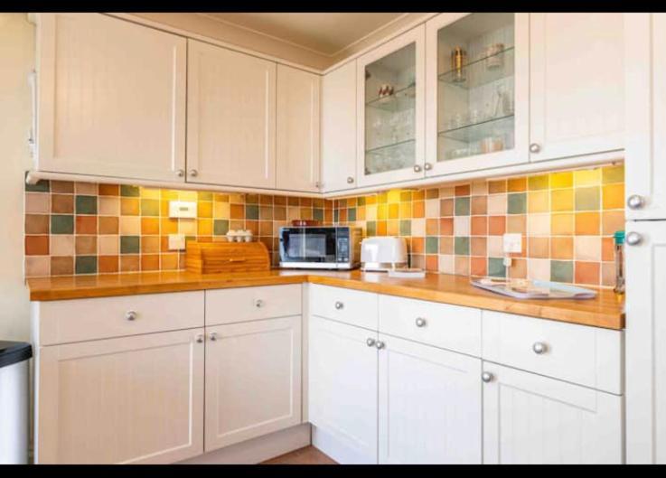 Fantastic Spacious House With Beautiful Panoramic Views Of The Bay Only A Few Minutes Walk From Beach Harbour And Restaurants This House Has 3 Bedrooms 3 Bathrooms And 2 Lovely Sitting Rooms Lyme Regis Dış mekan fotoğraf