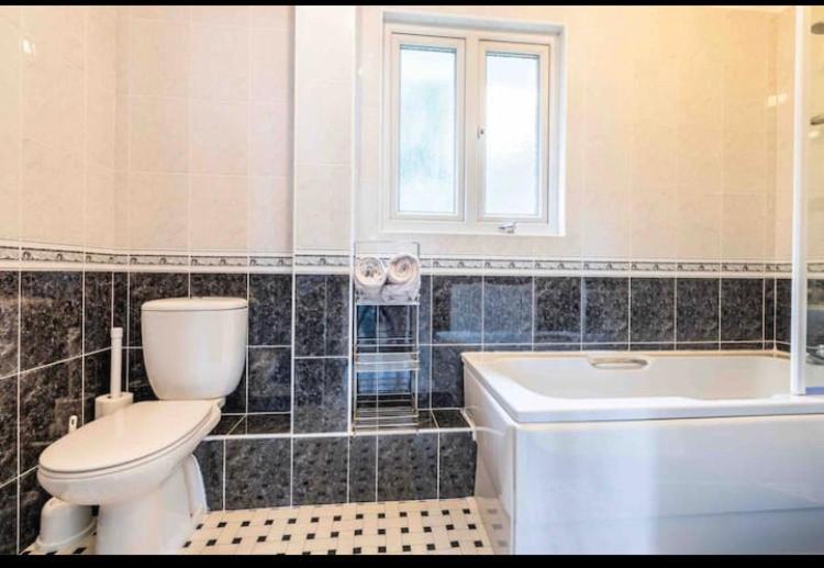 Fantastic Spacious House With Beautiful Panoramic Views Of The Bay Only A Few Minutes Walk From Beach Harbour And Restaurants This House Has 3 Bedrooms 3 Bathrooms And 2 Lovely Sitting Rooms Lyme Regis Dış mekan fotoğraf