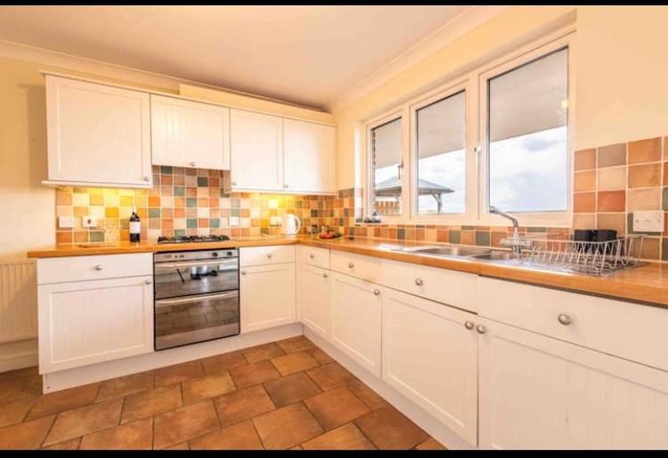 Fantastic Spacious House With Beautiful Panoramic Views Of The Bay Only A Few Minutes Walk From Beach Harbour And Restaurants This House Has 3 Bedrooms 3 Bathrooms And 2 Lovely Sitting Rooms Lyme Regis Dış mekan fotoğraf
