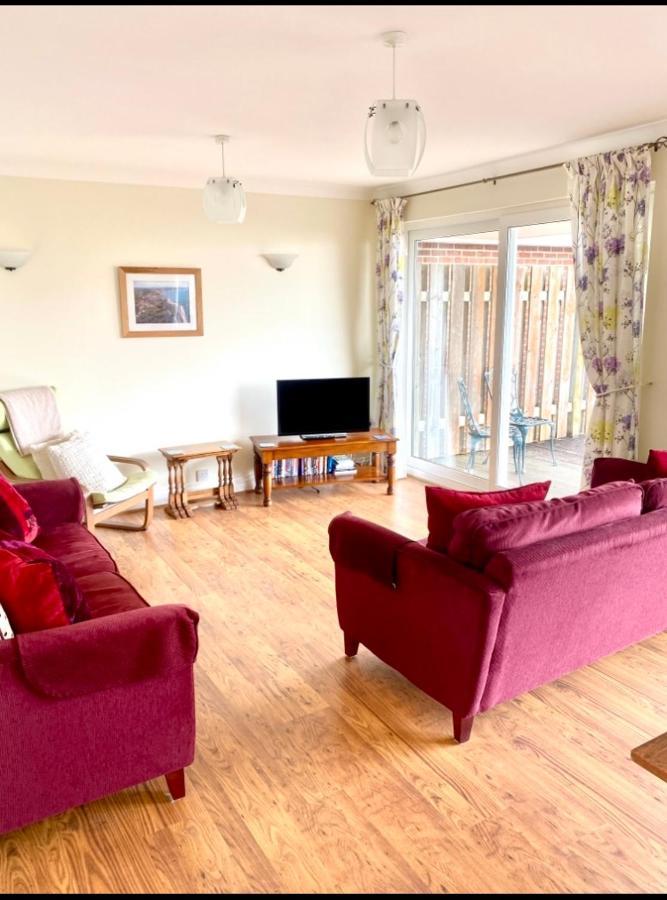 Fantastic Spacious House With Beautiful Panoramic Views Of The Bay Only A Few Minutes Walk From Beach Harbour And Restaurants This House Has 3 Bedrooms 3 Bathrooms And 2 Lovely Sitting Rooms Lyme Regis Dış mekan fotoğraf
